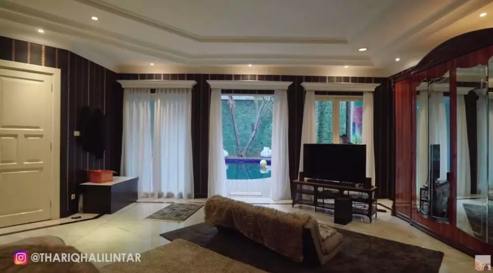 Potret kamar Thariq Halilintar © 2021 Y Potret kamar Thariq Halilintar © 2021 Y