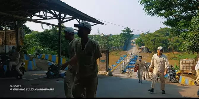 Kisah Haji Endang bangun jembatan perahu © 2021 YouTube Kisah Haji Endang bangun jembatan perahu © 2021 YouTube