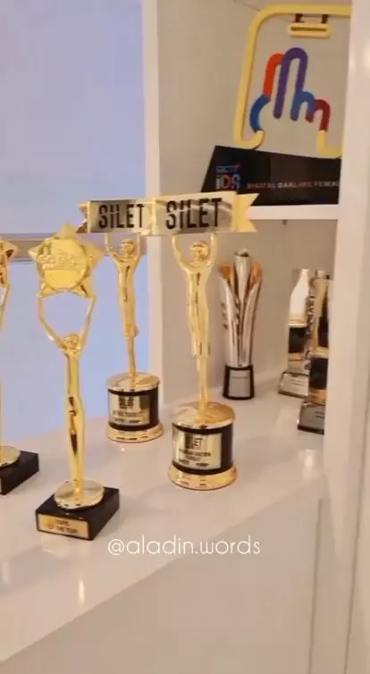 potret rak piala Arya dan Amanda  © Instagram potret rak piala Arya dan Amanda  © Instagram