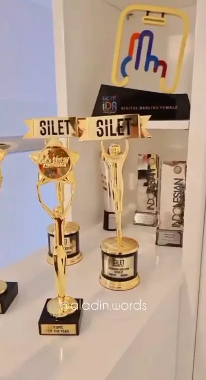 potret rak piala Arya dan Amanda  © Instagram potret rak piala Arya dan Amanda  © Instagram