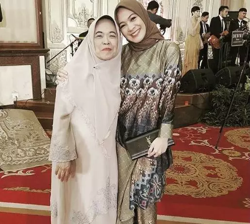 kenangan dian ayu dampingi ibunda hingga tutup usia © instagram