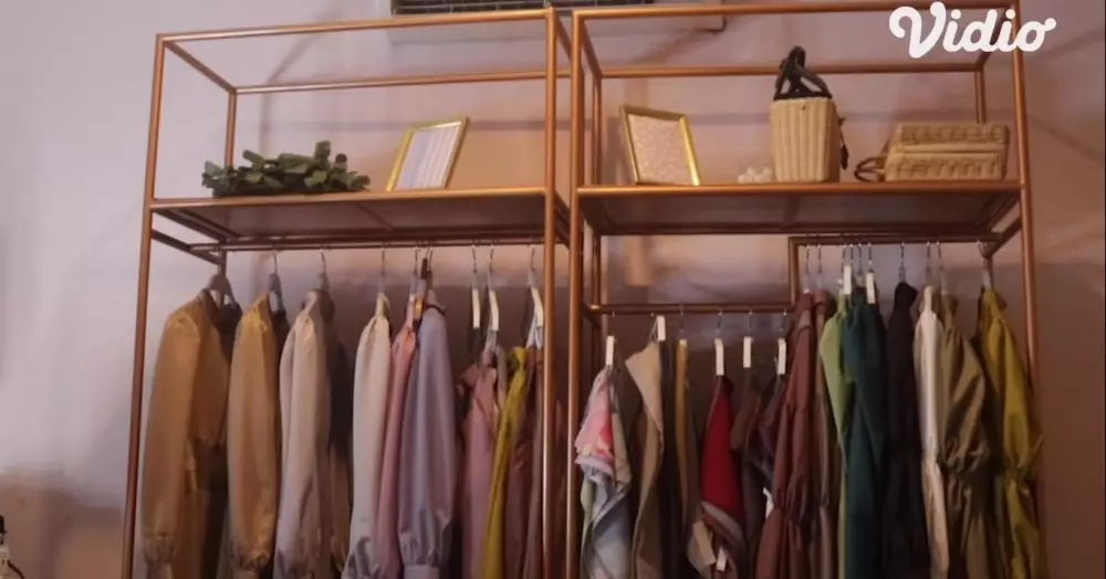 cara Lesty Kejora mendesain kantornya © vidio.com cara Lesty Kejora mendesain kantornya © vidio.com