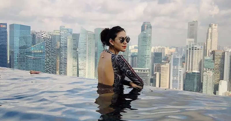 Gaya liburan Syahnaz Sadiqah di berbagai negara Instagram/@syahnazs