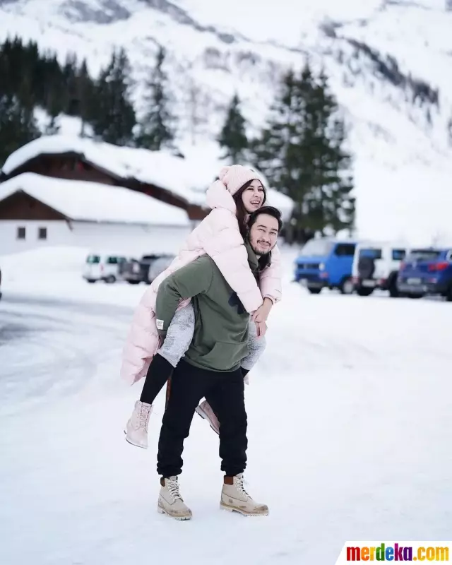 Gaya liburan Syahnaz Sadiqah di berbagai negara Instagram/@syahnazs