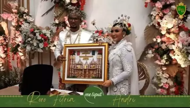 pernikahan Roro Fitria © 2021 brilio.net YouTube pernikahan Roro Fitria © 2021 brilio.net YouTube