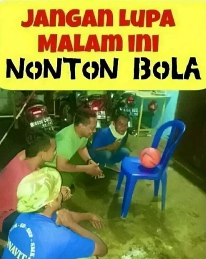 aksi lucu nobar bola © 2021 berbagai sumber