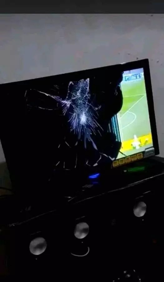 aksi lucu nobar bola © 2021 berbagai sumber