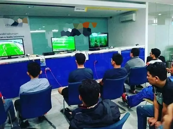 aksi lucu nobar bola © 2021 berbagai sumber