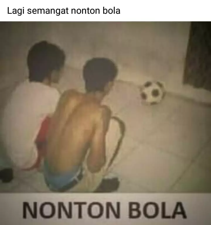 aksi lucu nobar bola © 2021 berbagai sumber