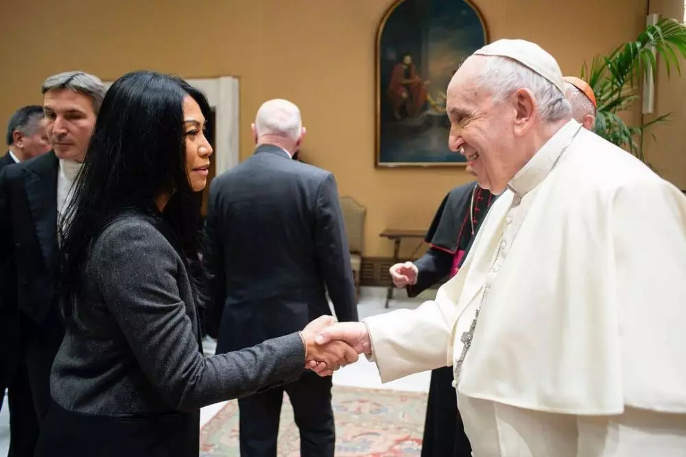 Anggun bangga ketemu Paus Fransiskus di Vatikan Instagram Anggun bangga ketemu Paus Fransiskus di Vatikan Instagram