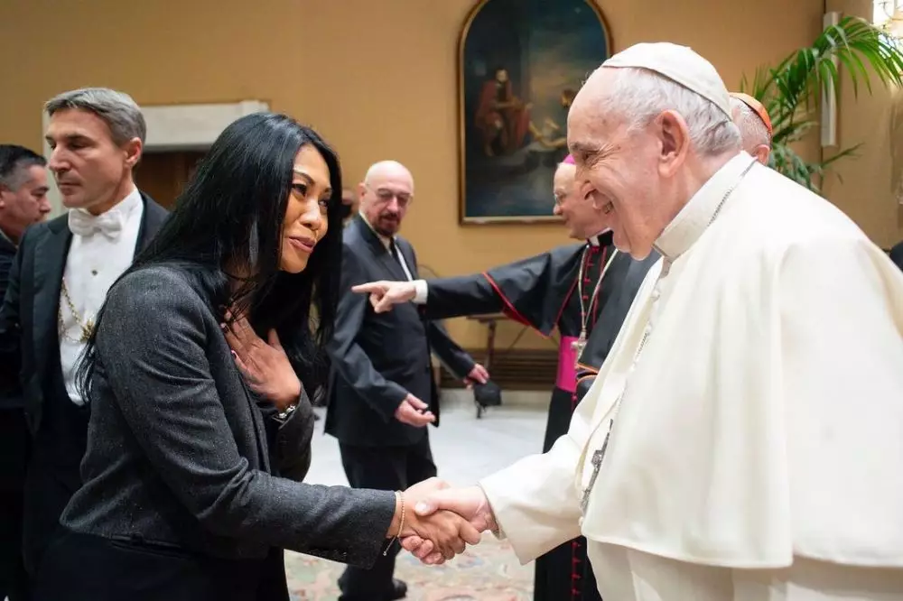 Anggun bangga ketemu Paus Fransiskus di Vatikan Instagram Anggun bangga ketemu Paus Fransiskus di Vatikan Instagram