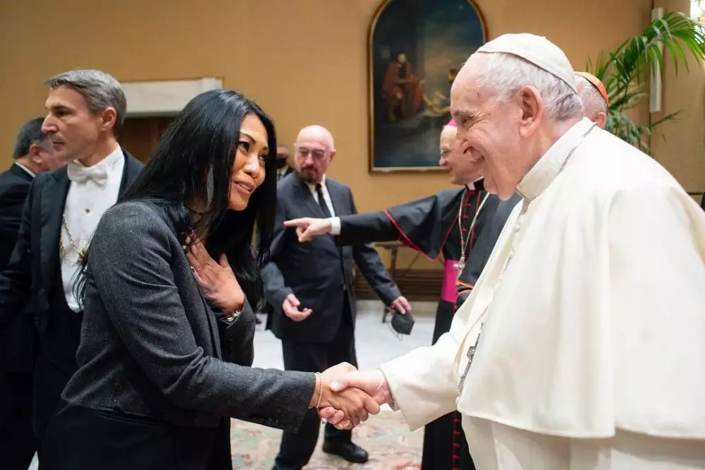 Anggun bangga ketemu Paus Fransiskus di Vatikan Instagram Anggun bangga ketemu Paus Fransiskus di Vatikan Instagram