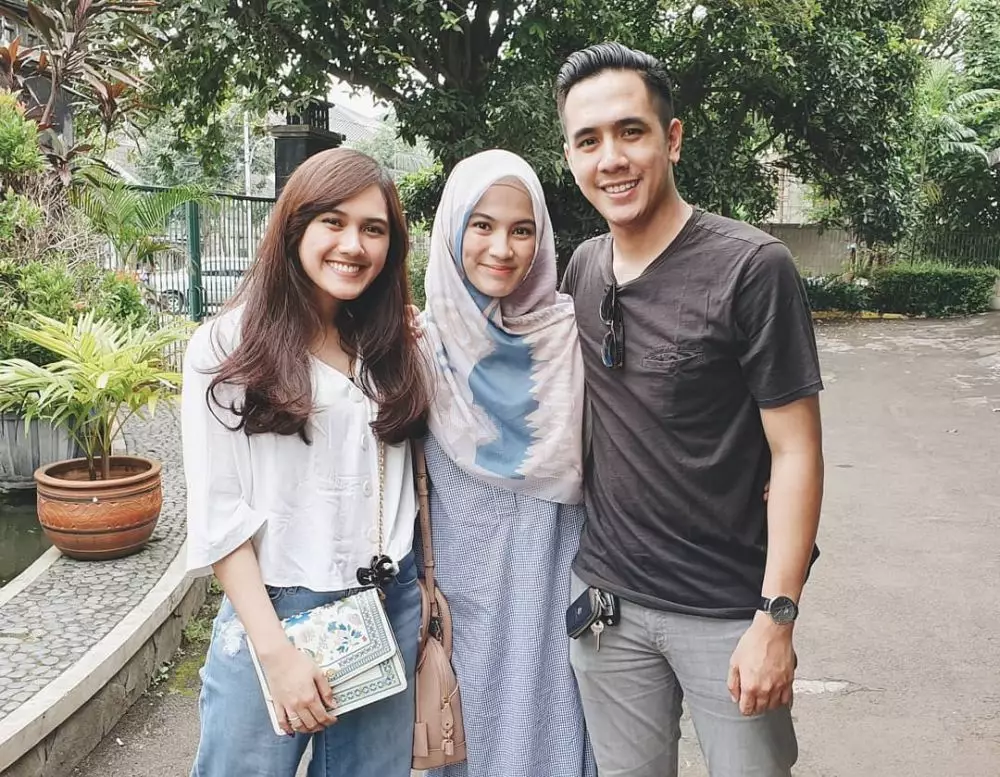 potret rukun artis dengan saudara beda agama © instagram