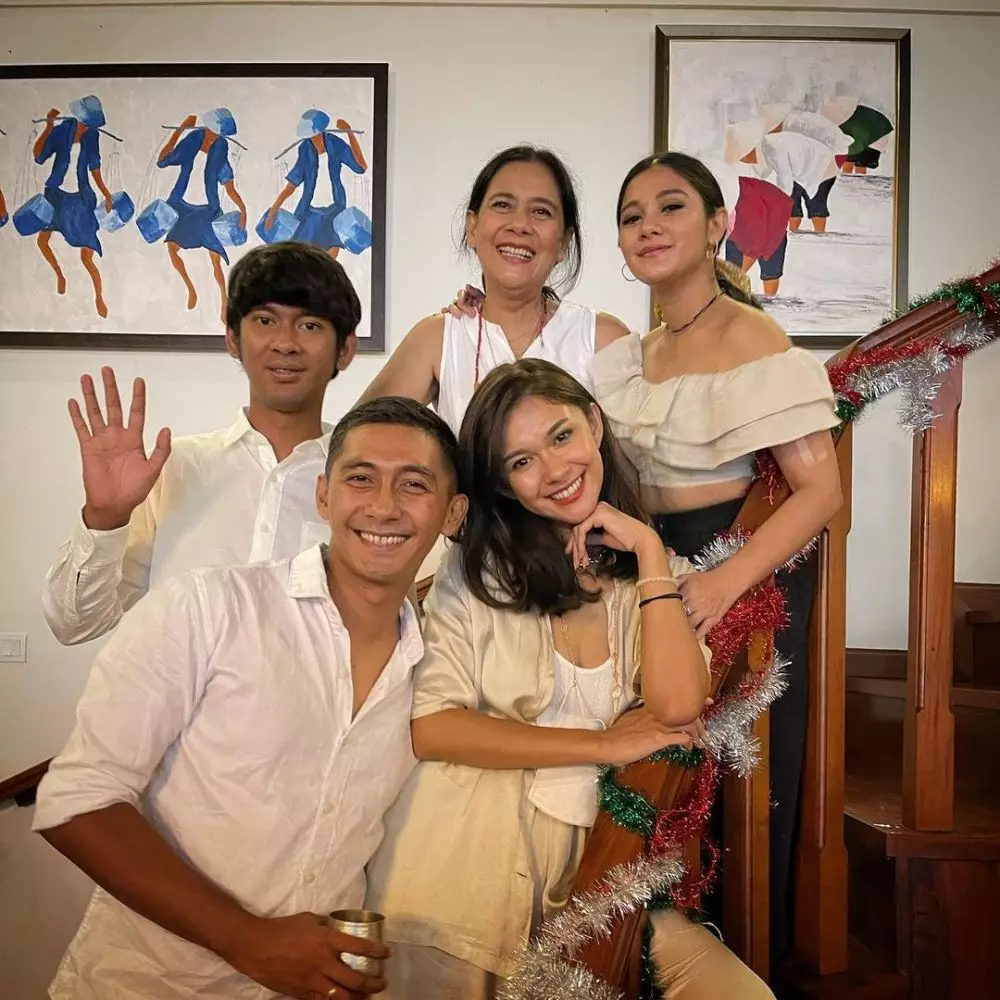 potret rukun artis dengan saudara beda agama © instagram