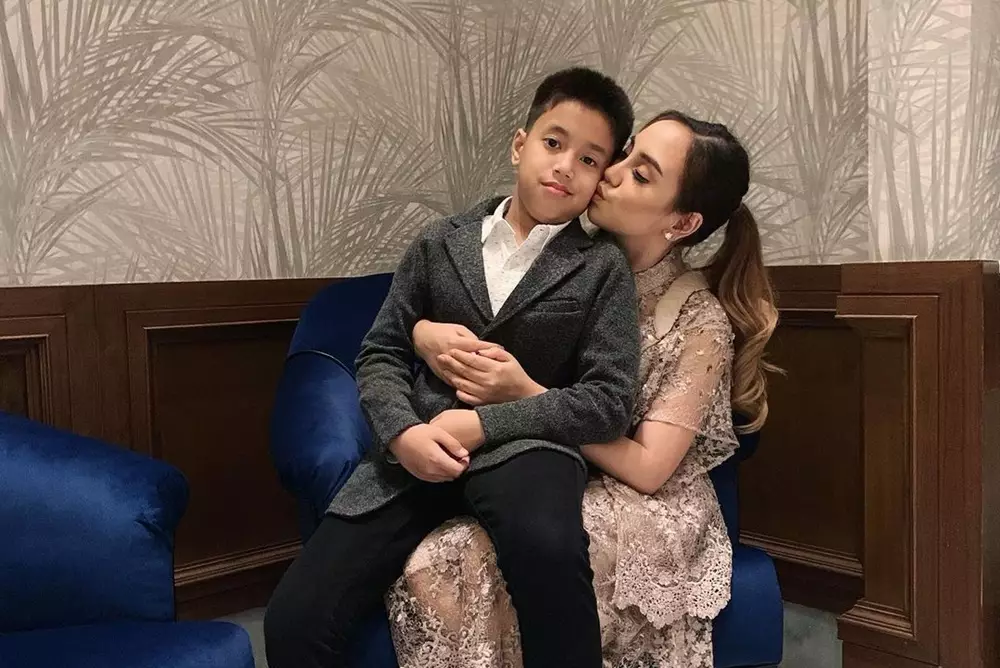 potret rukun artis dengan saudara beda agama © instagram