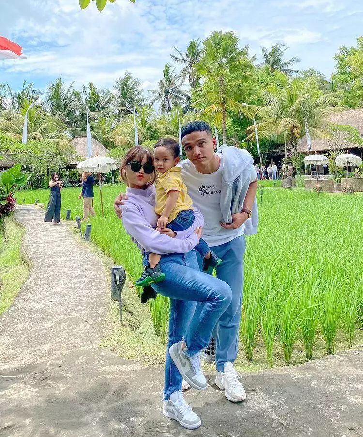 Momen Fuji liburan di Bali Instagram/@fuji_an Momen Fuji liburan di Bali Instagram/@fuji_an