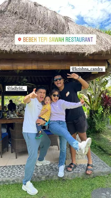 Momen Fuji liburan di Bali Instagram/@fuji_an Momen Fuji liburan di Bali Instagram/@fuji_an