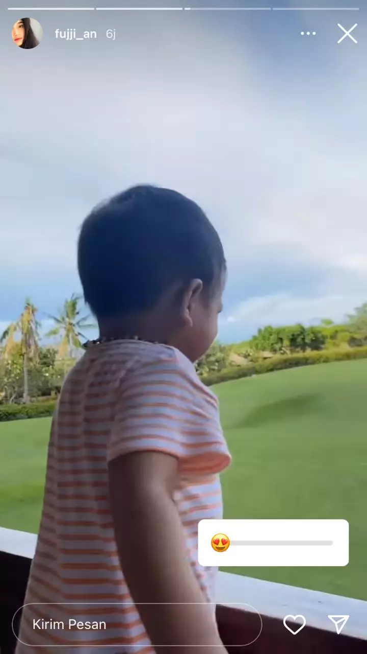 Momen Fuji liburan di Bali Instagram/@fuji_an Momen Fuji liburan di Bali Instagram/@fuji_an