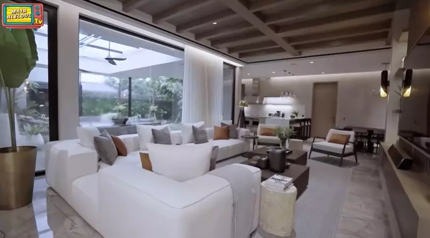 Potret rumah Maia Estianty sebelum usai renovasi © YouTube Potret rumah Maia Estianty sebelum usai renovasi © YouTube