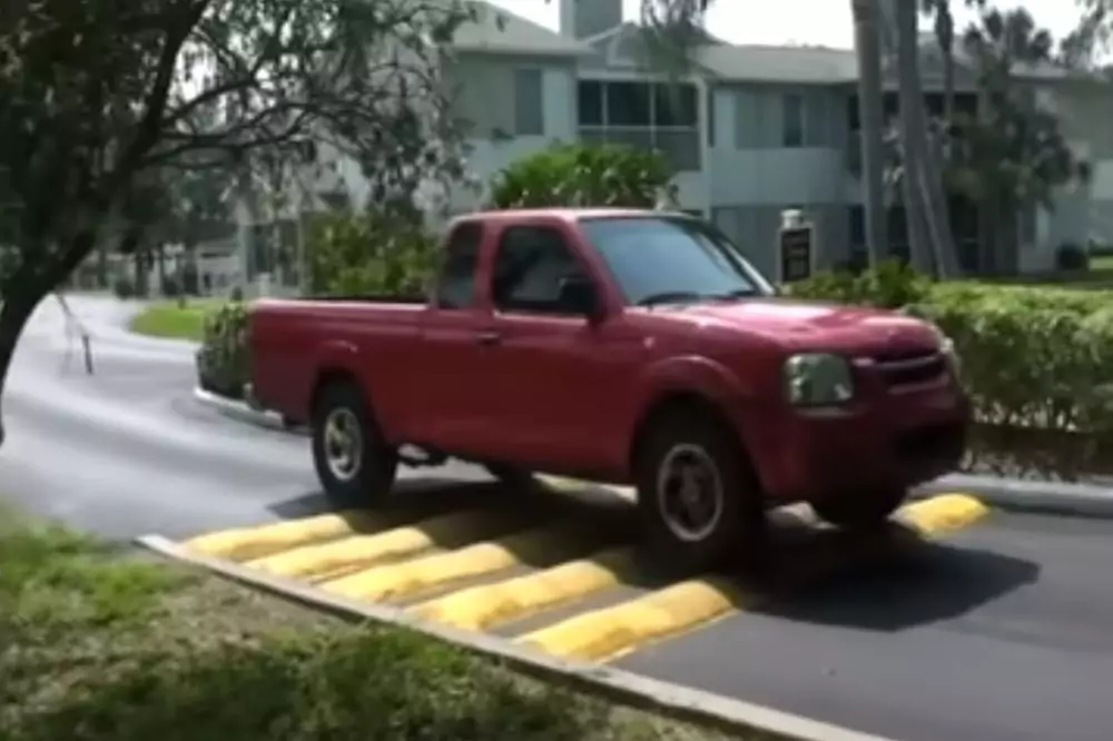 polisi tidur nyeleneh © 2021 berbagai sumber