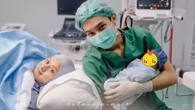 Potret natural pesinetron usai persalinan © berbagai sumber