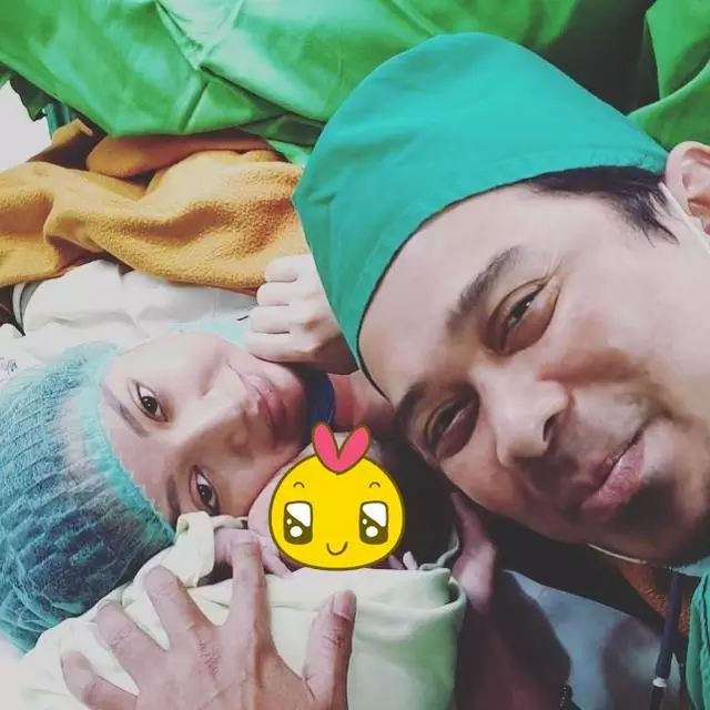 Potret natural pesinetron usai persalinan © berbagai sumber