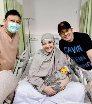 Potret natural pesinetron usai persalinan © berbagai sumber