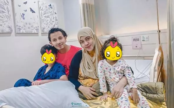 Potret natural pesinetron usai persalinan © berbagai sumber