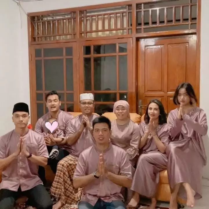 potret kebersamaan fuji dan keluarga dari masa ke masa © berbagai sumber potret kebersamaan fuji dan keluarga dari masa ke masa © berbagai sumber