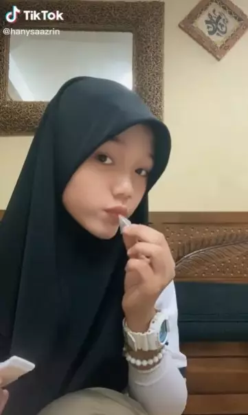 seleb TikTok mirip Fuji versi berhijab © TikTok seleb TikTok mirip Fuji versi berhijab © TikTok