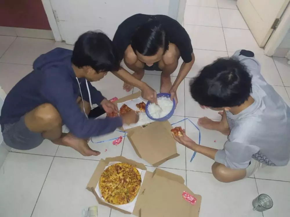cara antimainstream makan pizza © 2022 berbagai sumber