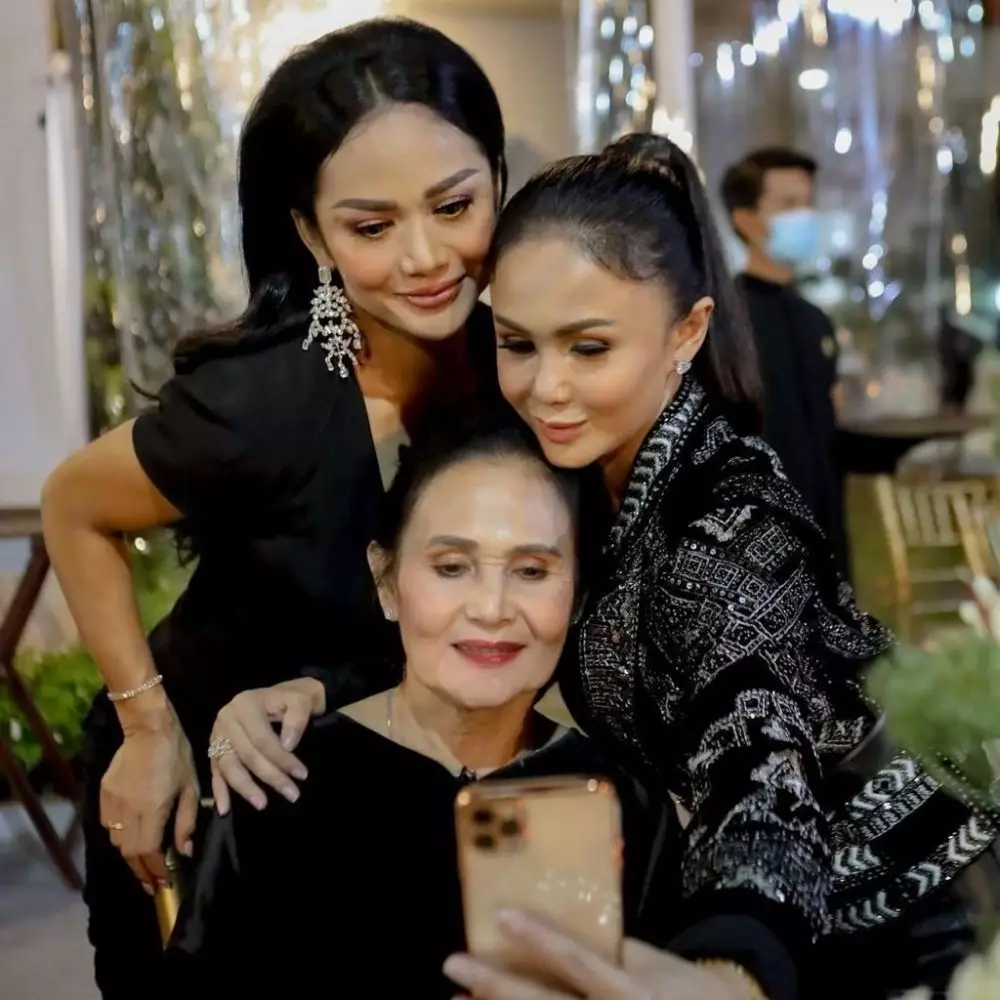 Tahun baruan yuni shara instagram