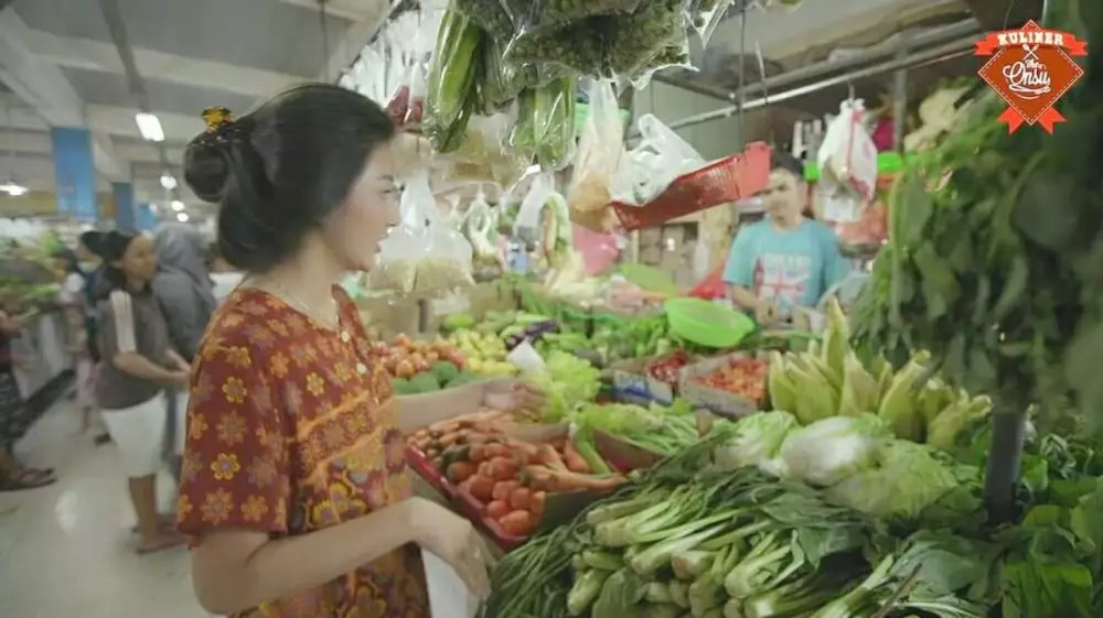 Gaya istri presenter saat belanja di pasar Berbagai sumber