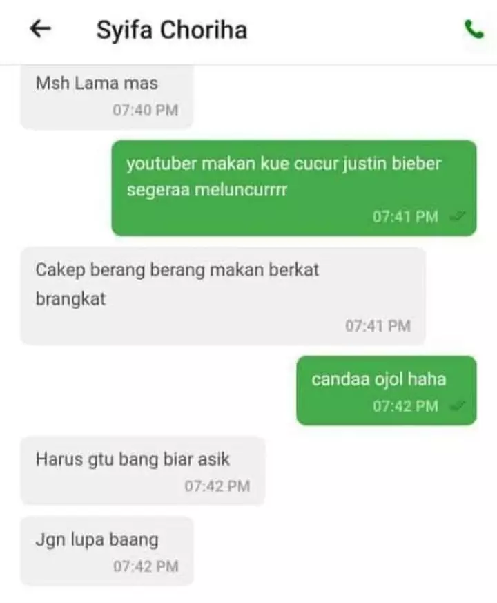 driver ojek online ajak adu pantun © 2022 instagram.com