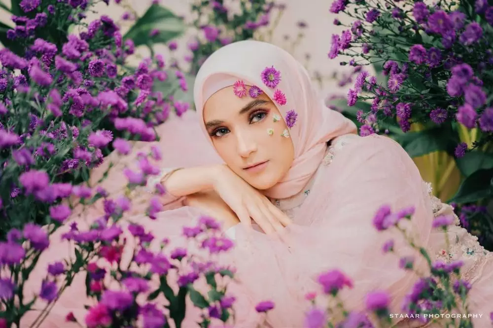 Nadya Mustika unggah pemotretan tema bunga © Instagram