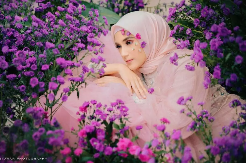 Nadya Mustika unggah pemotretan tema bunga © Instagram