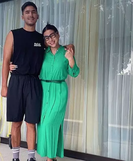 penyanyi cantik bareng anak lajangnya Instagram
