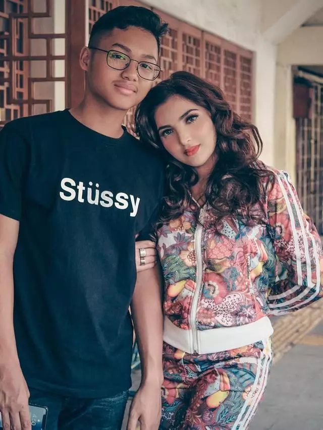 penyanyi cantik bareng anak lajangnya Instagram