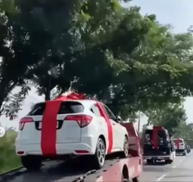 Penampakan 3 mobil mewah hadiah ulang tahun warga di Pati © berbagai sumber Penampakan 3 mobil mewah hadiah ulang tahun warga di Pati © berbagai sumber