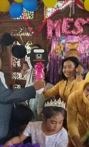 Penampakan 3 mobil mewah hadiah ulang tahun warga di Pati © berbagai sumber Penampakan 3 mobil mewah hadiah ulang tahun warga di Pati © berbagai sumber
