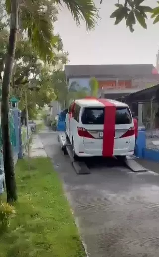 Penampakan 3 mobil mewah hadiah ulang tahun warga di Pati © berbagai sumber Penampakan 3 mobil mewah hadiah ulang tahun warga di Pati © berbagai sumber