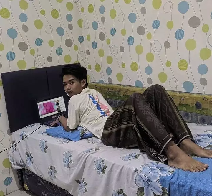 potret absurd mikir keras © 2022 berbagai sumber