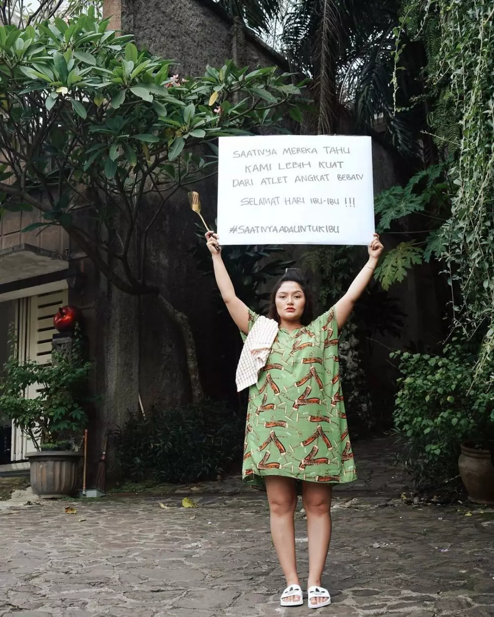 ide outfit hamil ala Siti Badriah © berbagai sumber