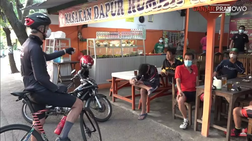 Gaya asyik Ganjar Pranowo kerja sambil gowes, ini 9 potretnya berbagai sumber Gaya asyik Ganjar Pranowo kerja sambil gowes, ini 9 potretnya berbagai sumber