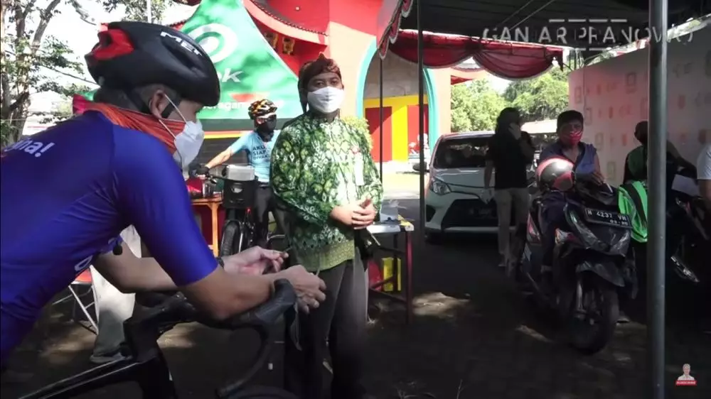Gaya asyik Ganjar Pranowo kerja sambil gowes, ini 9 potretnya berbagai sumber Gaya asyik Ganjar Pranowo kerja sambil gowes, ini 9 potretnya berbagai sumber