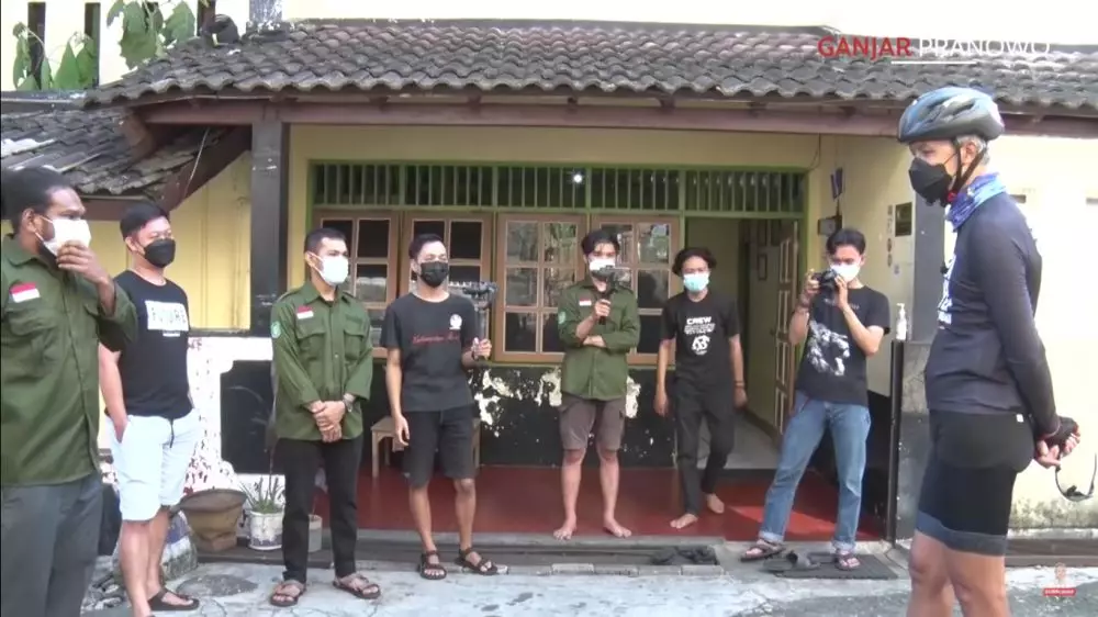 Gaya asyik Ganjar Pranowo kerja sambil gowes, ini 9 potretnya berbagai sumber Gaya asyik Ganjar Pranowo kerja sambil gowes, ini 9 potretnya berbagai sumber