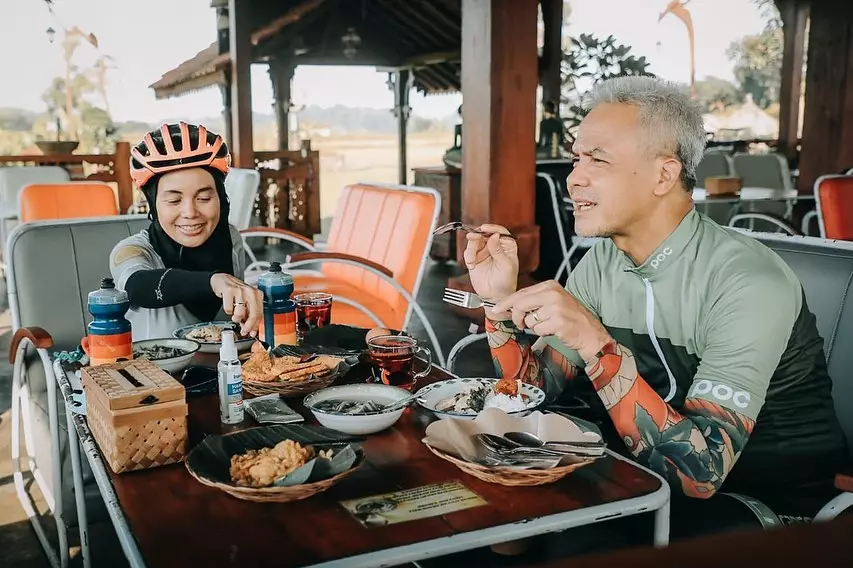 Gaya asyik Ganjar Pranowo kerja sambil gowes, ini 9 potretnya berbagai sumber Gaya asyik Ganjar Pranowo kerja sambil gowes, ini 9 potretnya berbagai sumber