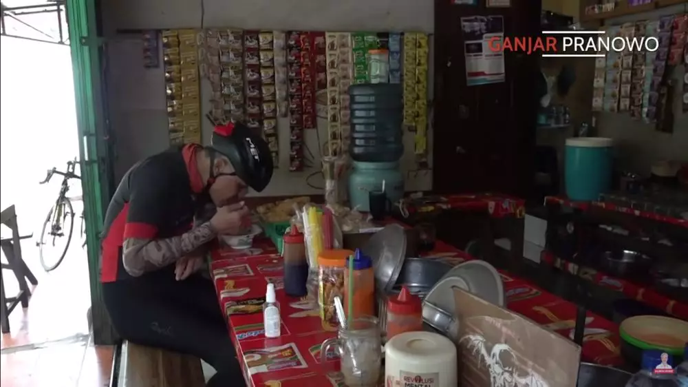 Gaya asyik Ganjar Pranowo kerja sambil gowes, ini 9 potretnya berbagai sumber Gaya asyik Ganjar Pranowo kerja sambil gowes, ini 9 potretnya berbagai sumber