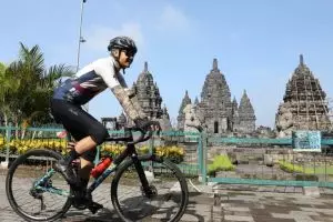 Gaya asyik Ganjar Pranowo kerja sambil gowes, ini 9 potretnya
