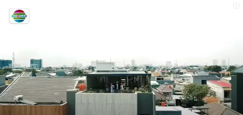 Potret rooftop Ahmad Sahroni © Youtube Potret rooftop Ahmad Sahroni © Youtube